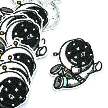 картинка Термоаппликация "Космонавт в полете" 6,5*5 см от магазина Ютекс