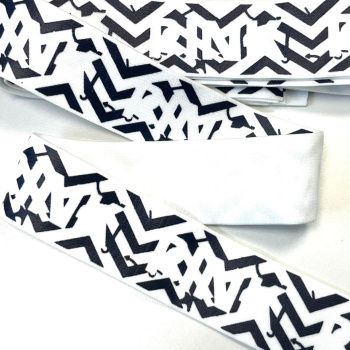 картинка Резинка декоративная 447 4см белый с черным PINK от магазина Ютекс