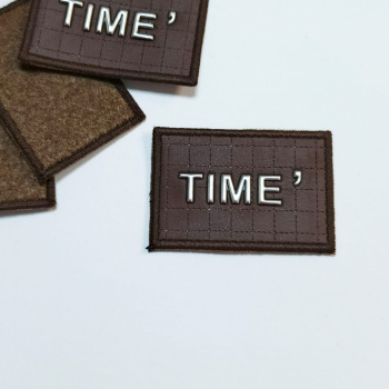 картинка Нашивка под кожу прямоугольник "TIME" 6*4,3см коричневый от магазина Ютекс