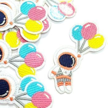 картинка Термоаппликация "Космонавт с шарами" 8*5 см от магазина Ютекс