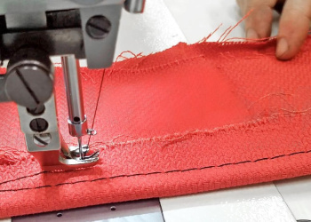 картинка Прямострочная промышленная швейная машина с шагающей лапкой AURORA A-0302DE ( прямой привод ) от магазина Ютекс