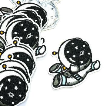 картинка Термоаппликация "Космонавт в полете" 6,5*5 см от магазина Ютекс