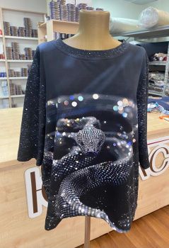 картинка Кулирная гладь змейка на черном ( купон 75 см ) от магазина Ютекс