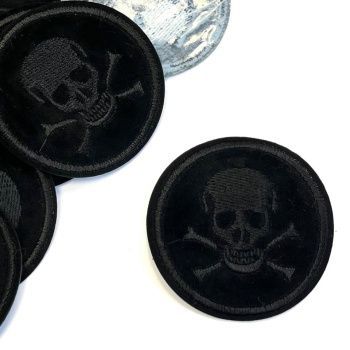 картинка Термоаппликация Череп круг черный 6,5см от магазина Ютекс